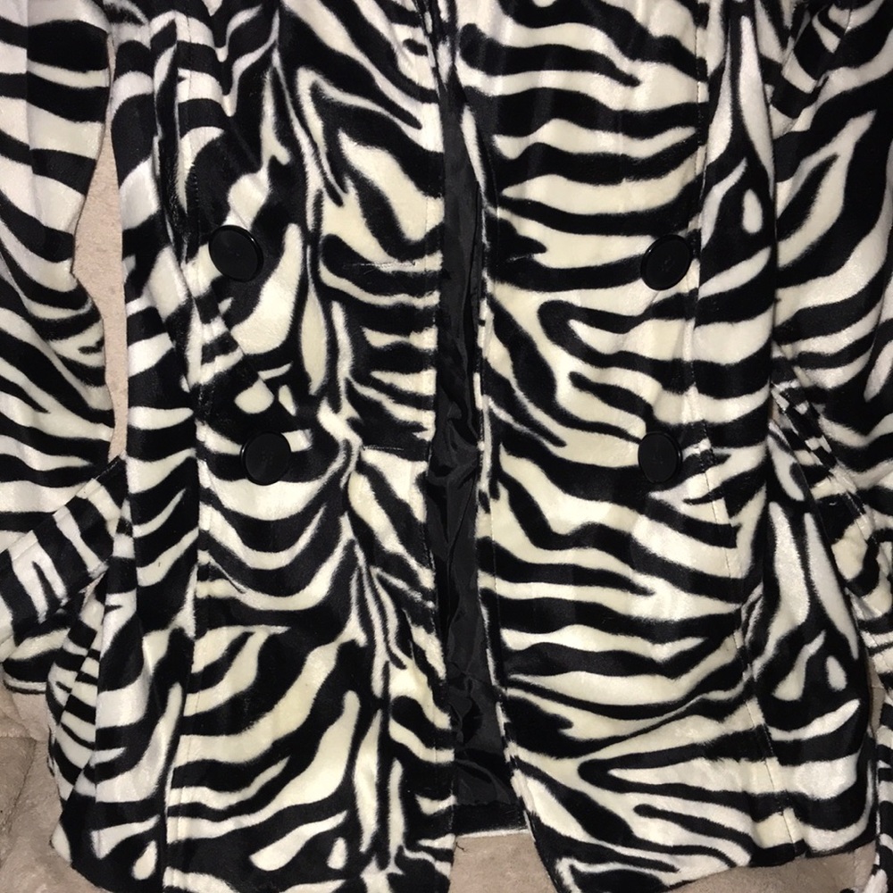 Heart soul black and white tiger striped jacket size small 💕 - Picture 3 of 9